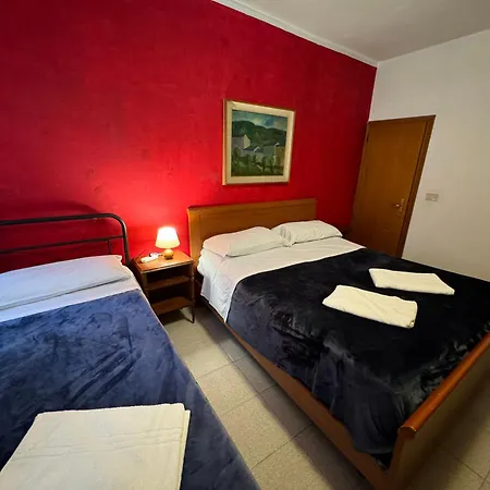 Comfortable Near Train Station Apartment Venice