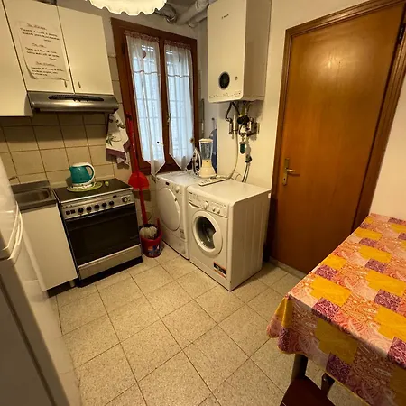 Comfortable Near Train Station Apartment *